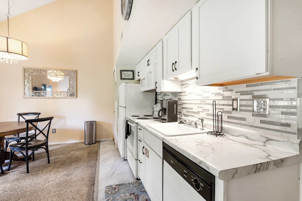 Warm Welcome Getaway Resort Stay for 6 With Amenities Near Downtown
