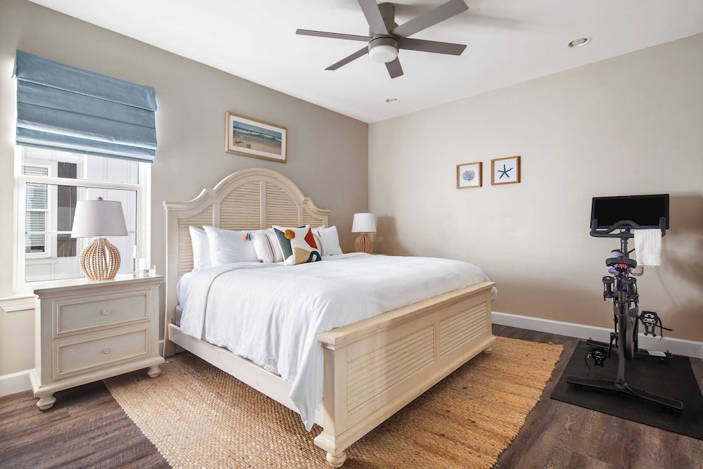Sleeps 18! Private Pool, Hot Tub, Near Beach Miramar Dream House by Avantstay