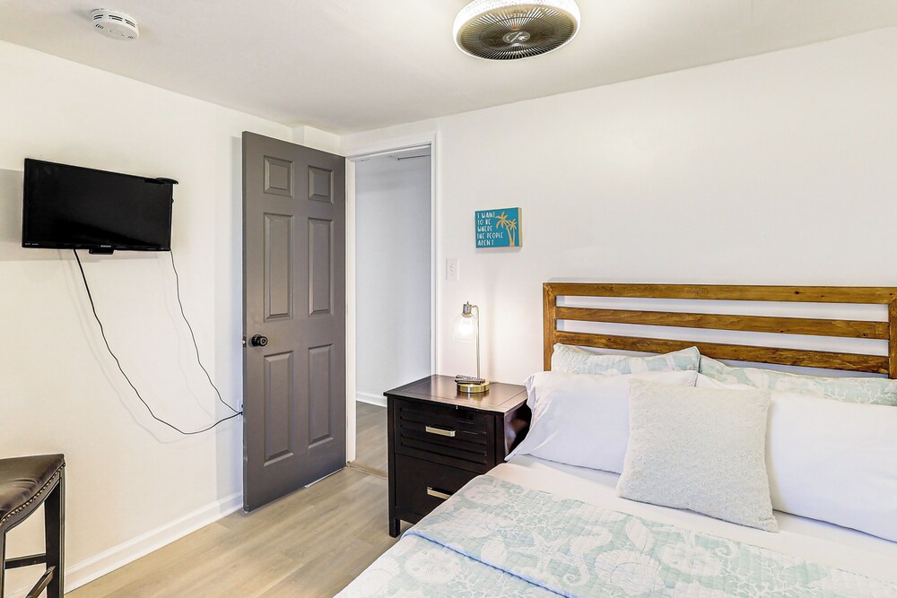 Walk to Beaches & Marina: Fortescue Hideaway