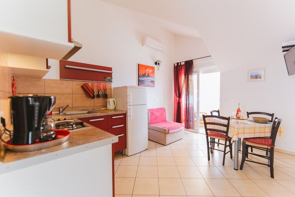 Mari - sea View Apartments - A4 Red view 2