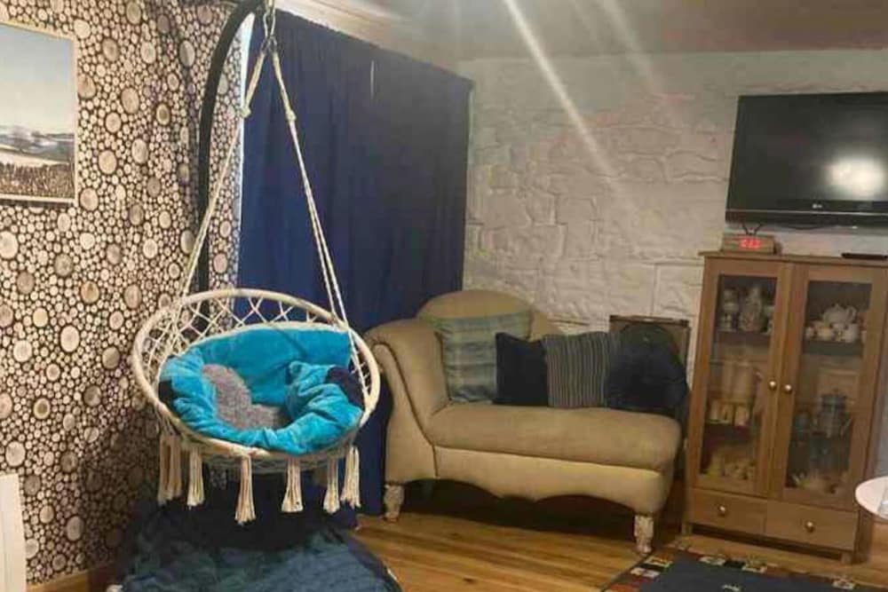 2 Bed-sleeps 3-dog Friendly-garden-riverside