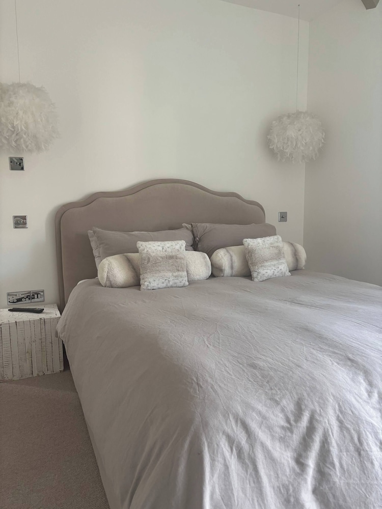 Cottage on High Street, own Parking and EV Charger