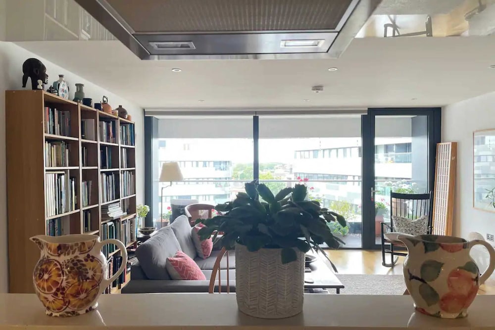 Chic 2BD Flat With Private Balcony - Greenwich