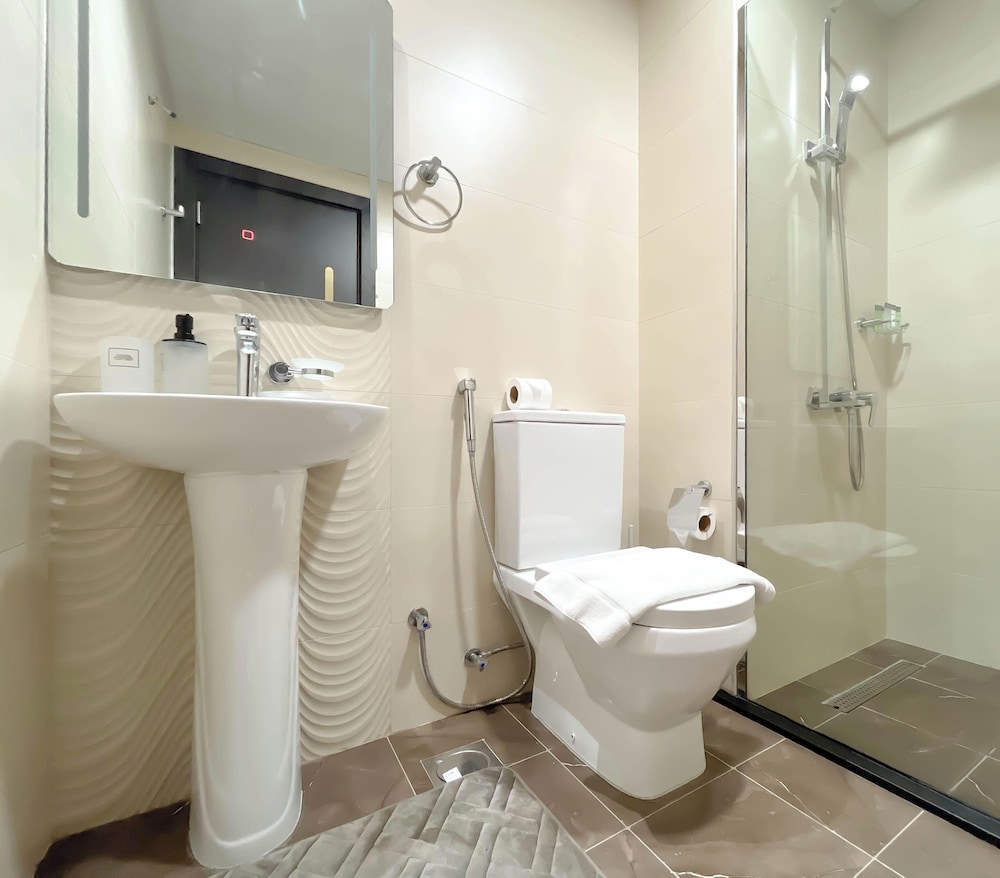 Jewelz Luxury 2BR Balcony, Pool & Garden Views