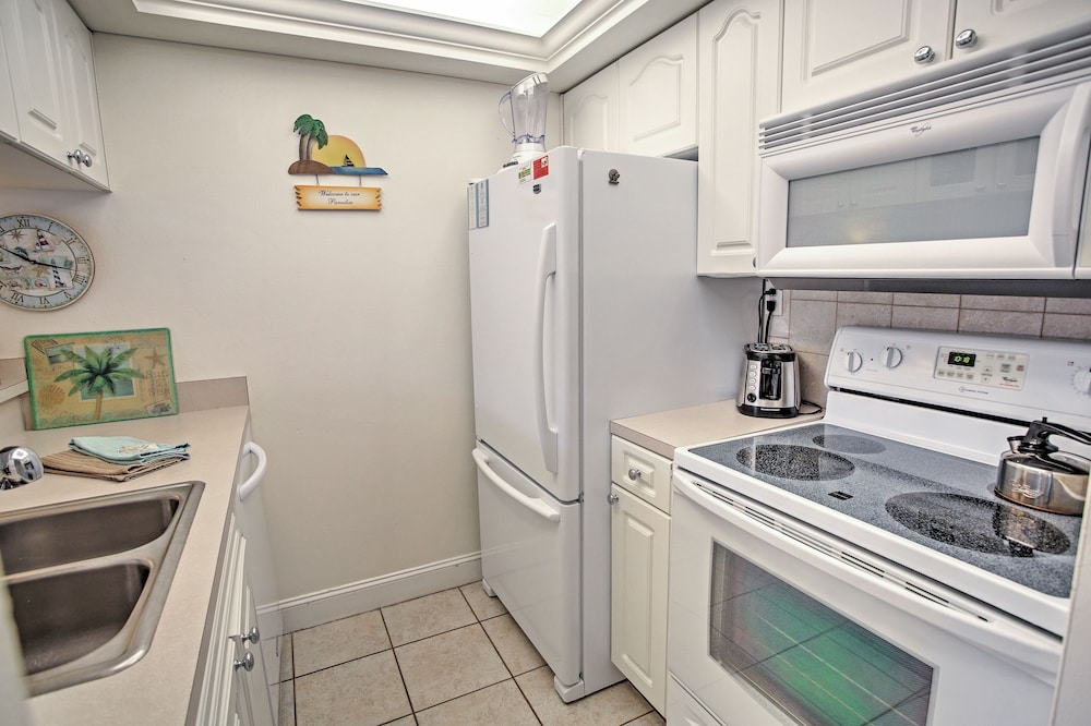 Sanibel Island Studio: Pool Access, Walk to Beach