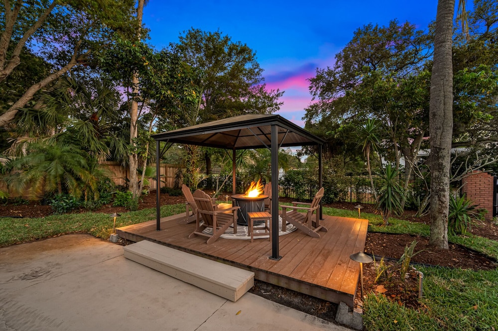 Luxury Retreat: Pool, Games, Basketball & More!