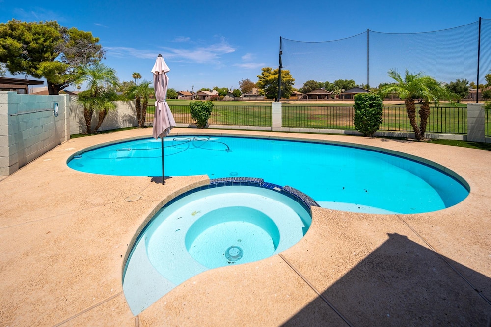 Peoria Oasis on Golf Course Pool Putting Green