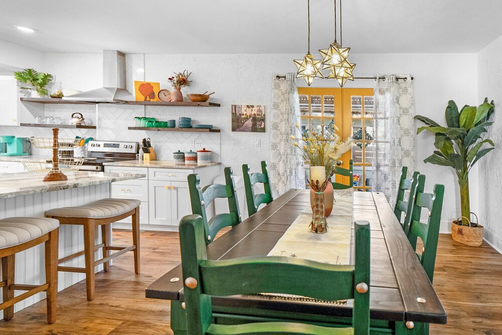 Newly Renovated Whimsical Cottage 2 Beds Hot Tub