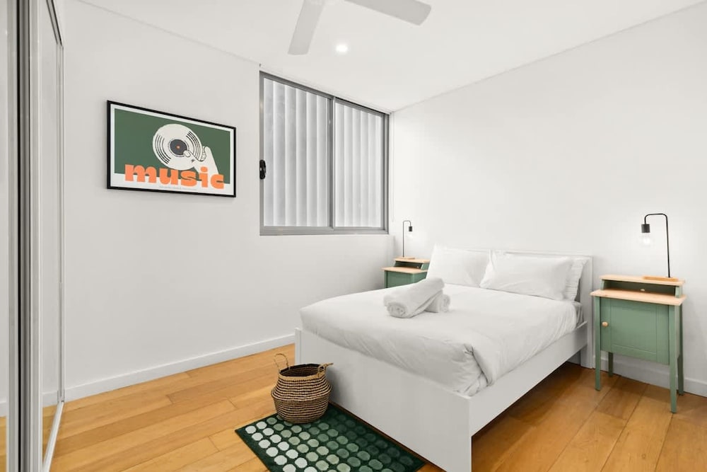 Central Charming 2 Bedrooms With Balcony Aircon