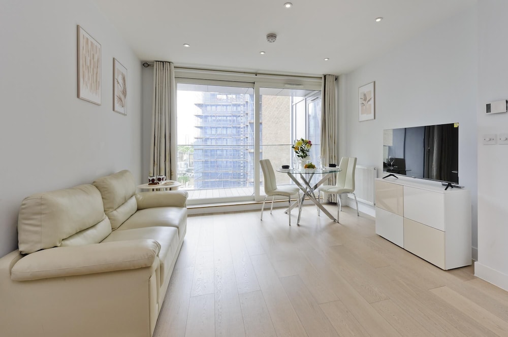 Large one Bedroom Flat With Balcony Near Waterloo by Underthedoormat