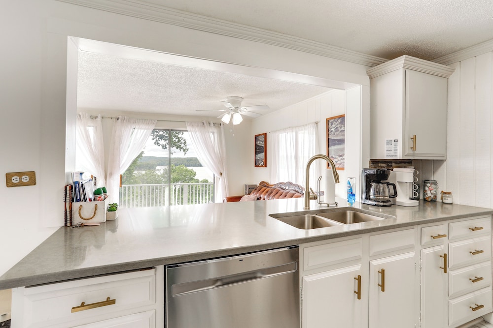 Norfork Lake Views: Home w/ Deck in Henderson