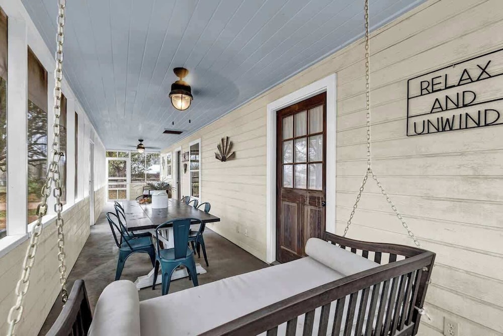 The Country Haus: Quaint Home 1 Mile From Downtown