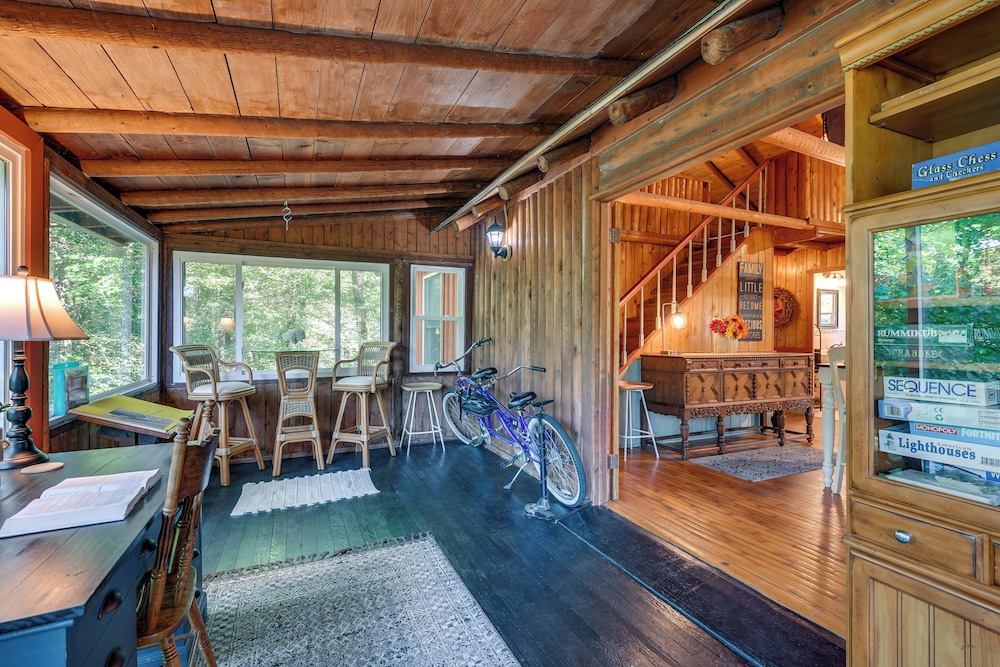 Lakefront Log Cabin Retreat w/ Hot tub + Kayaks!