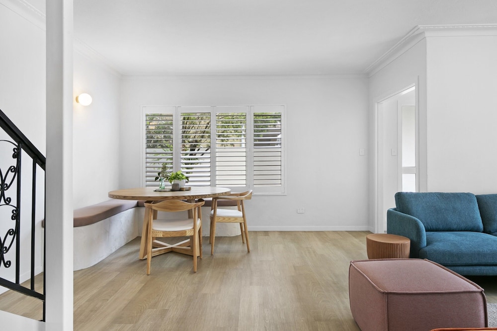 Mediterranean Surfers Paradise Townhouse With BBQ