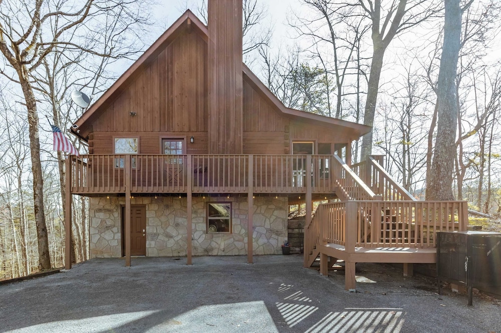 2 Cabins Game Room, Enclosed Porch, Hottub, Views Dudley I & II by Avantstay