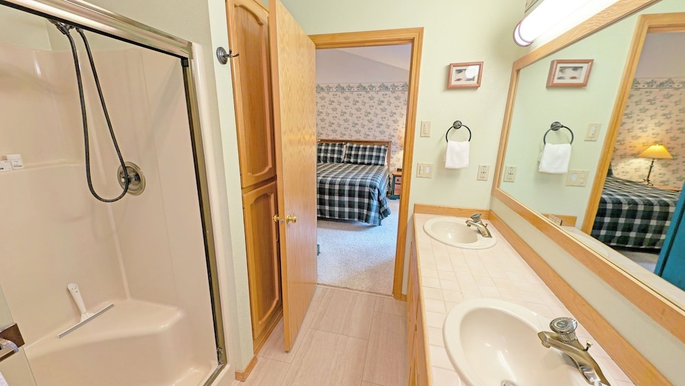 Snowshoe Inn-pyramid Mtn 7 3 Bedroom Home