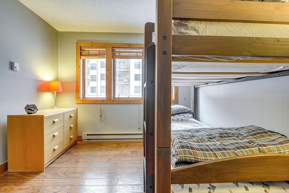 < 1 Mi to Mt Snow: Charming Condo w/ Fireplace