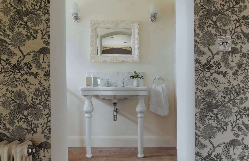 Ormesby Manor - 8 Beds - Sleeps 16 - Hot Tub