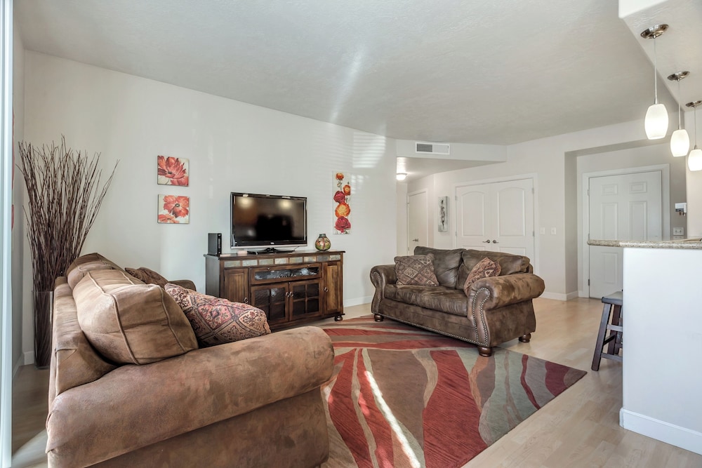 Modern 3BR Condo Near Convention Center