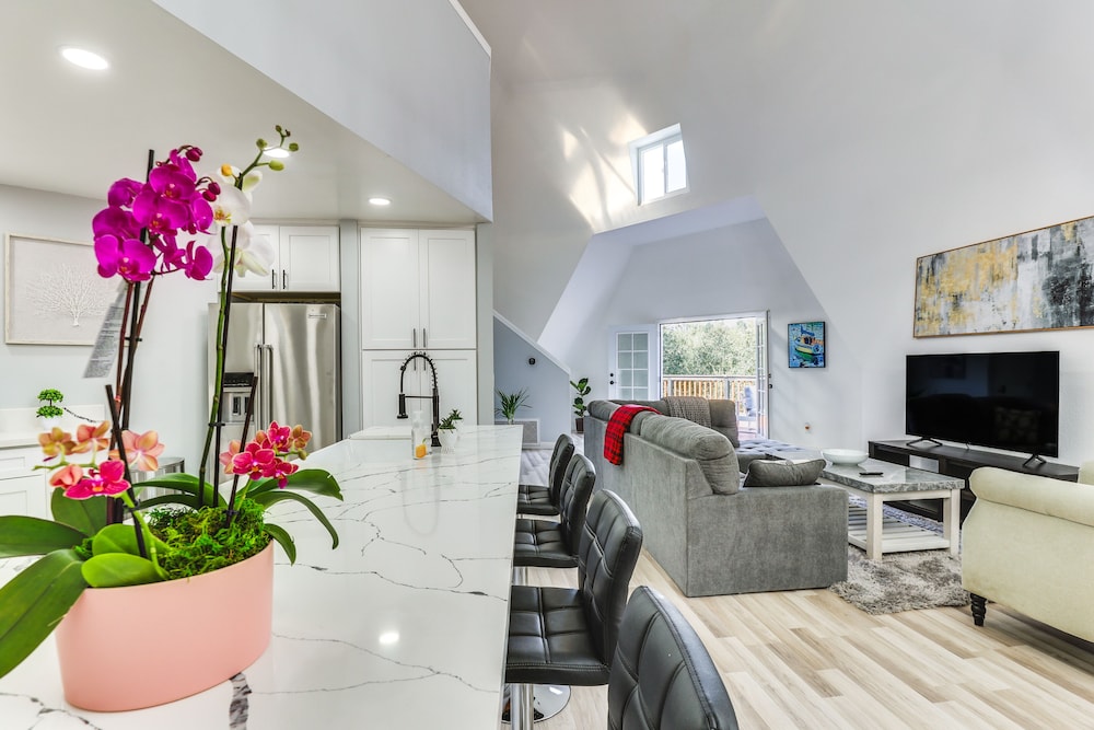North San Diego Retreat W/deck, Fire Pit Table!