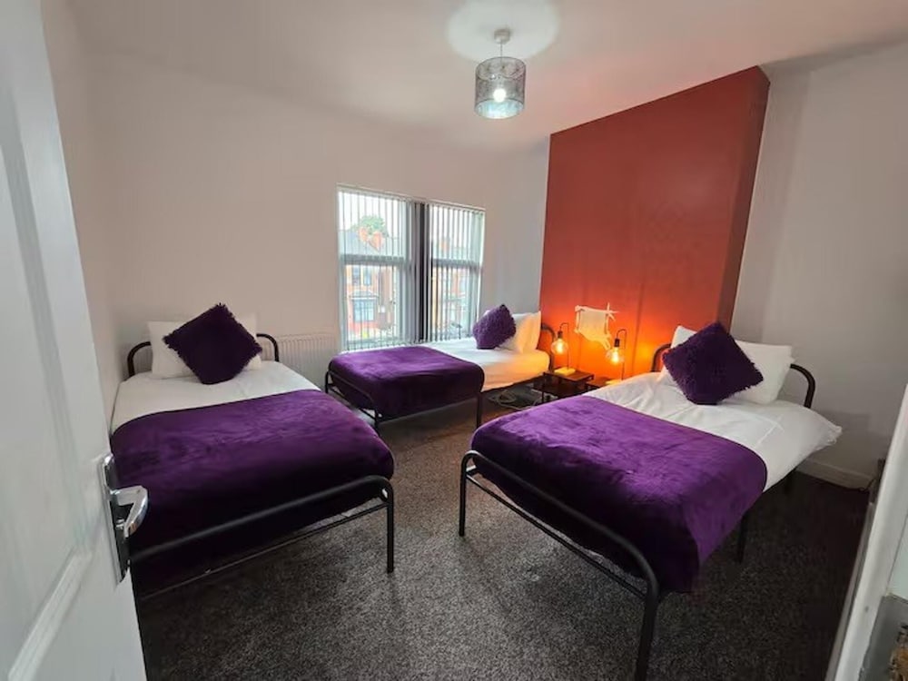 4 Bed-sleeps 9-private Garden-free Parking
