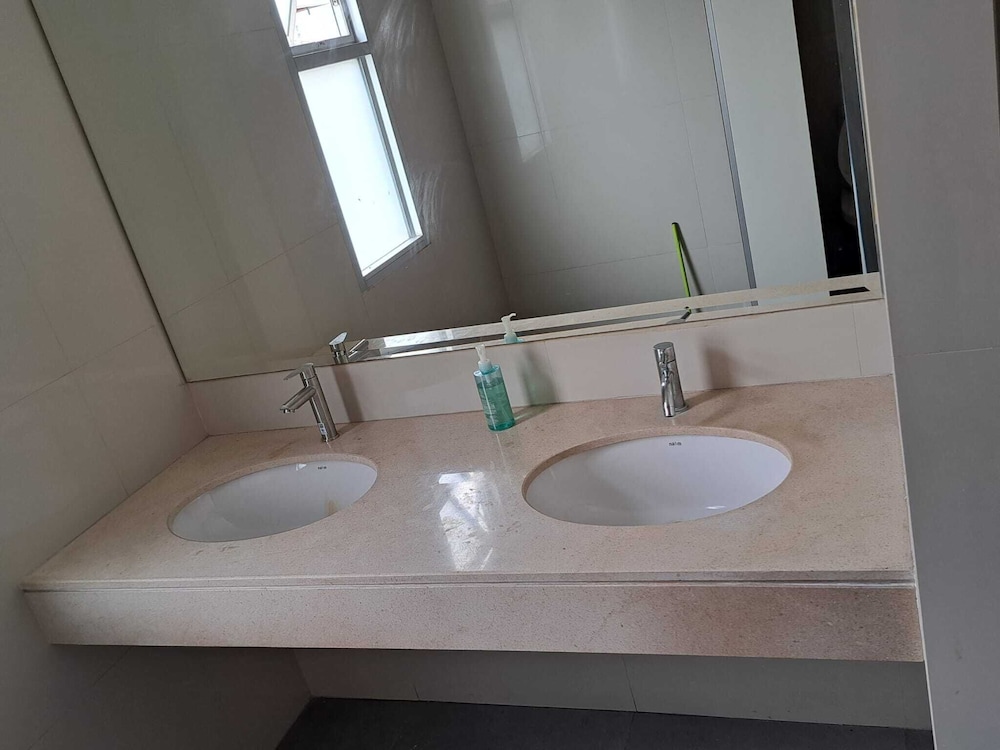 2D - 3 Bedroom Downtown Apartment With Shared Pool