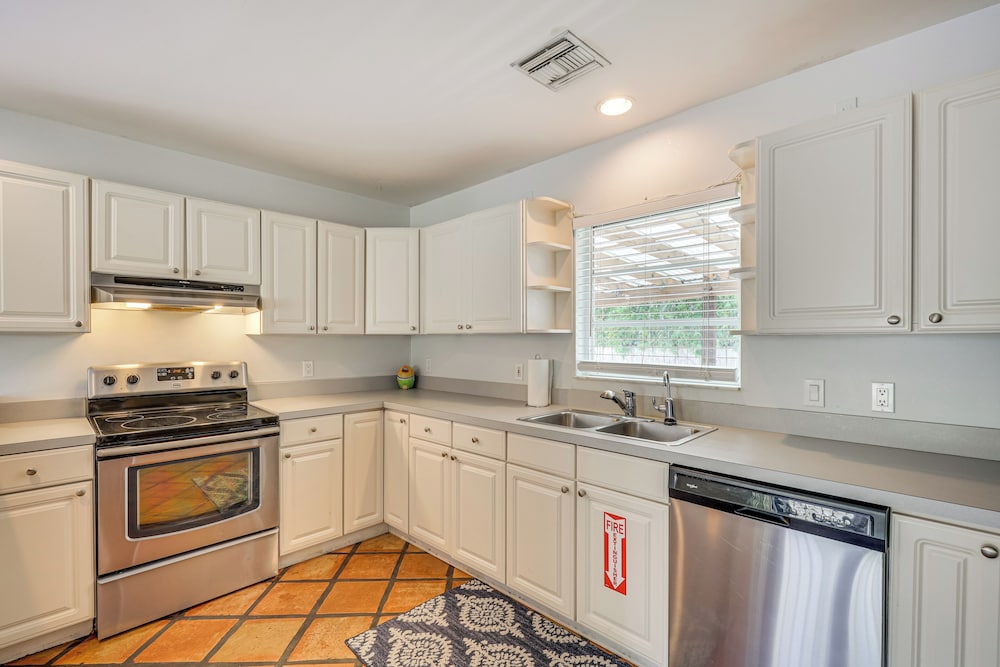 < 1 Mi to Las Olas Boulevard: Cozy Retreat w/ Yard