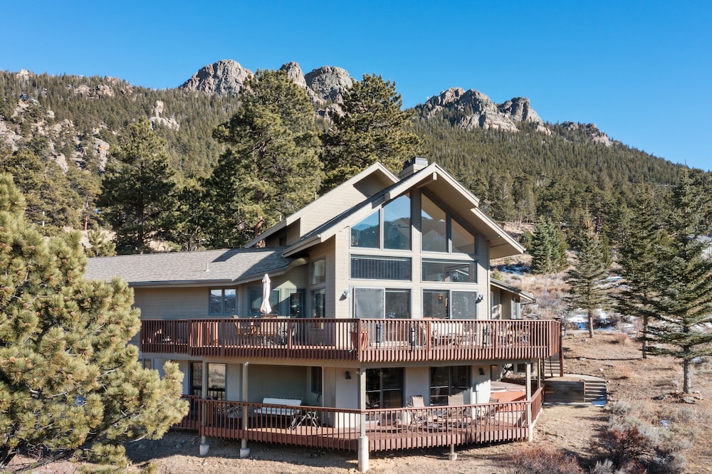 Skyview Luxury Vacation Rental By Windcliff Homes 5 Bedroom Home by RedAwning in Estes Park, US