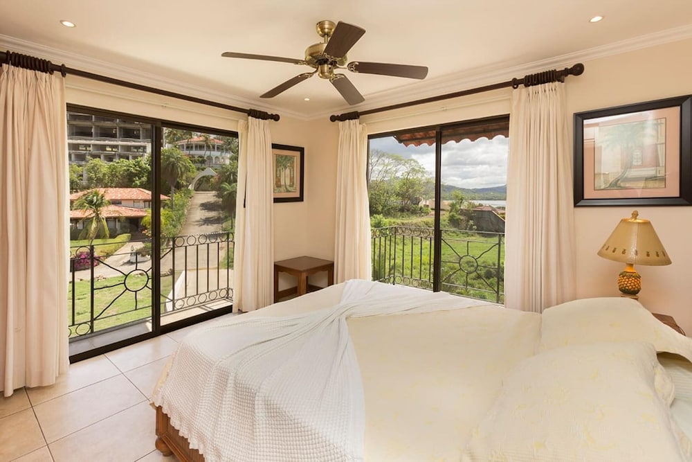 Luxury 4th-floor Suite With Pool and Endless Ocean Views view 2