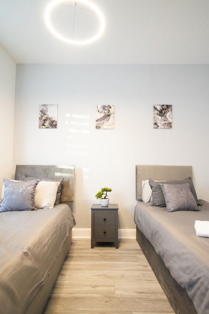 London Apt - Sleeps 4 - Parking - Wifi