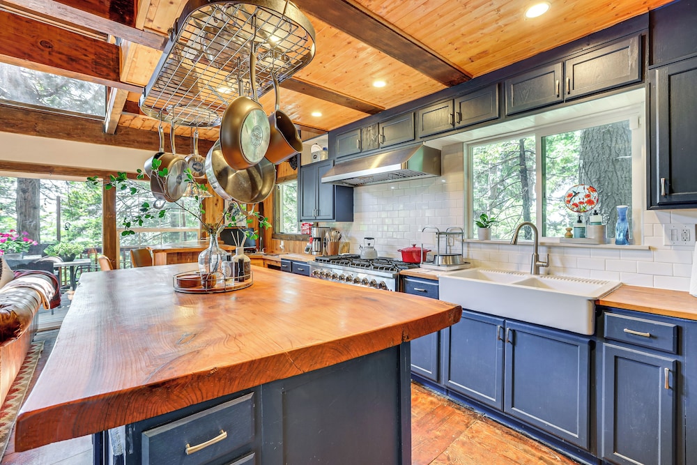 3 Mi to Lake Arrowhead Village: Dog-friendly Cabin