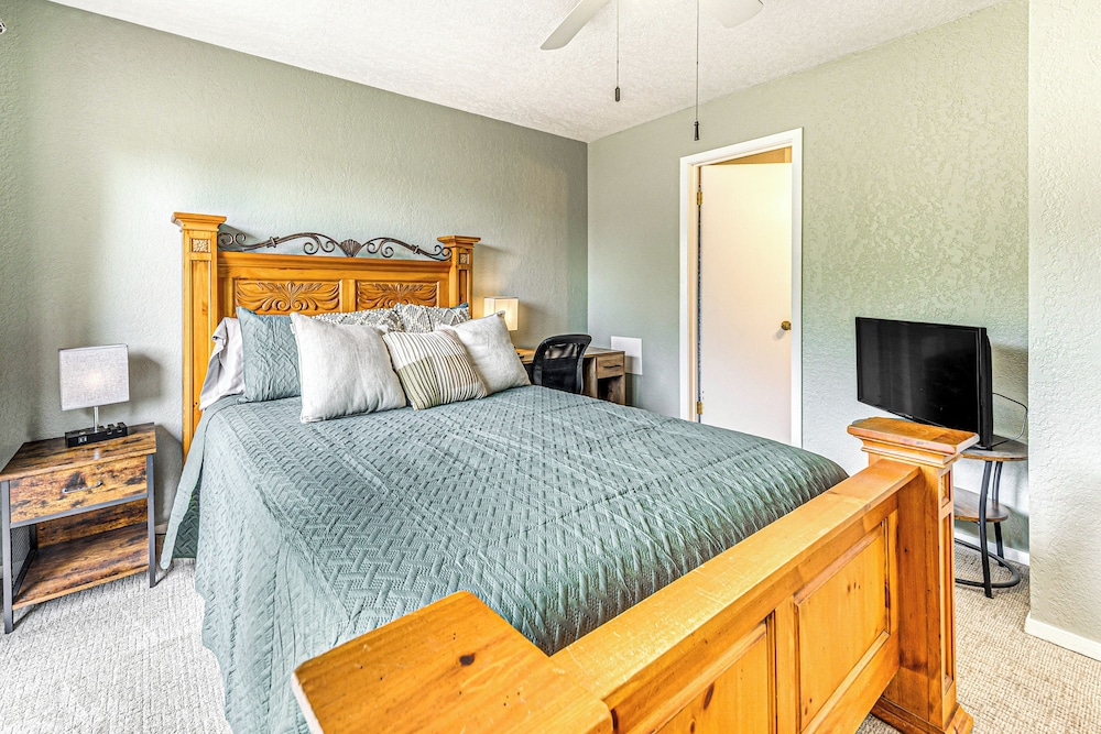 4 Mi to Dtwn: Cozy Family Condo in Ruidoso!