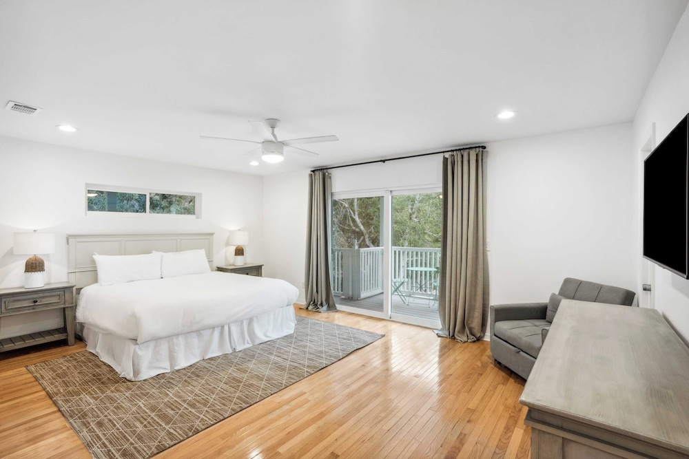 Dolphin Days by Avantstay Pool, 0.2mi to Beach!