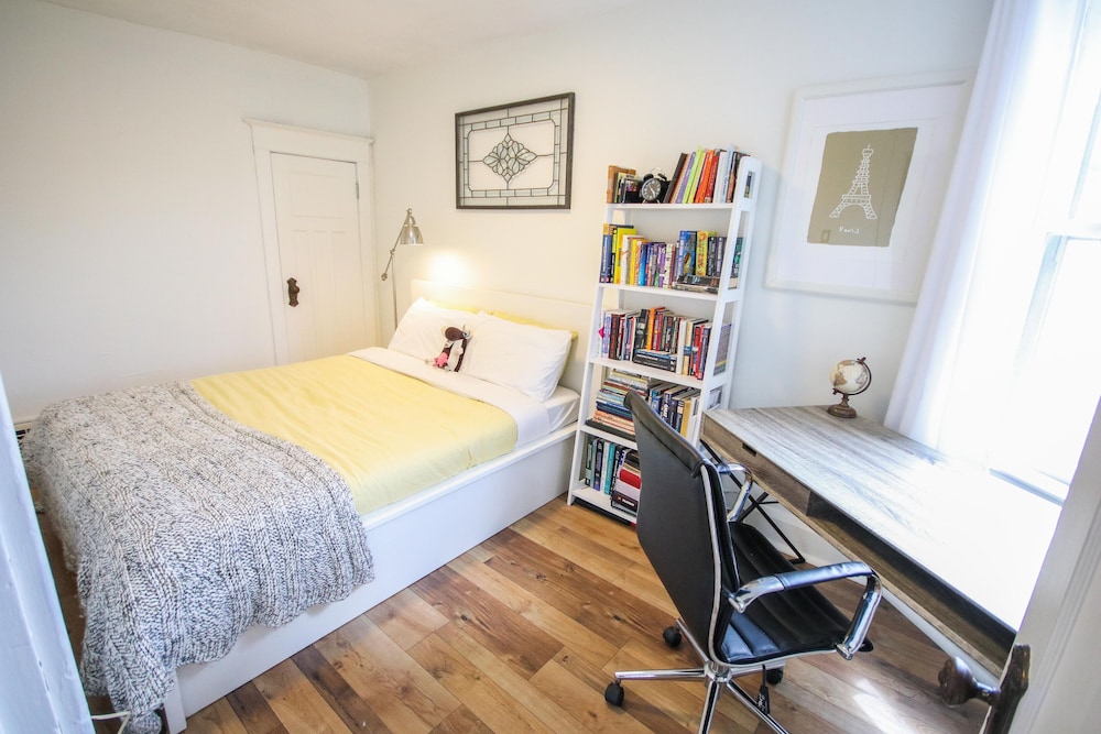 Leslieville Cozy & Bright Apt in Trendy Beaches-2