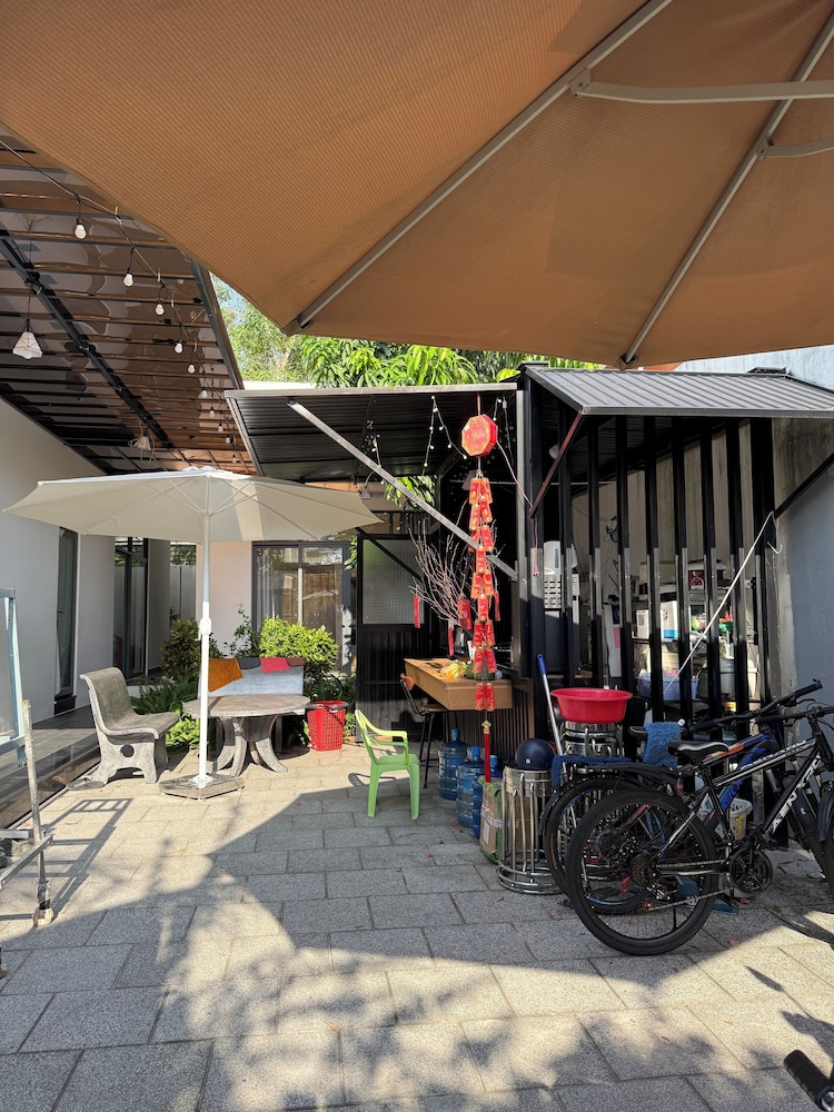 HOMESTAY HALONA