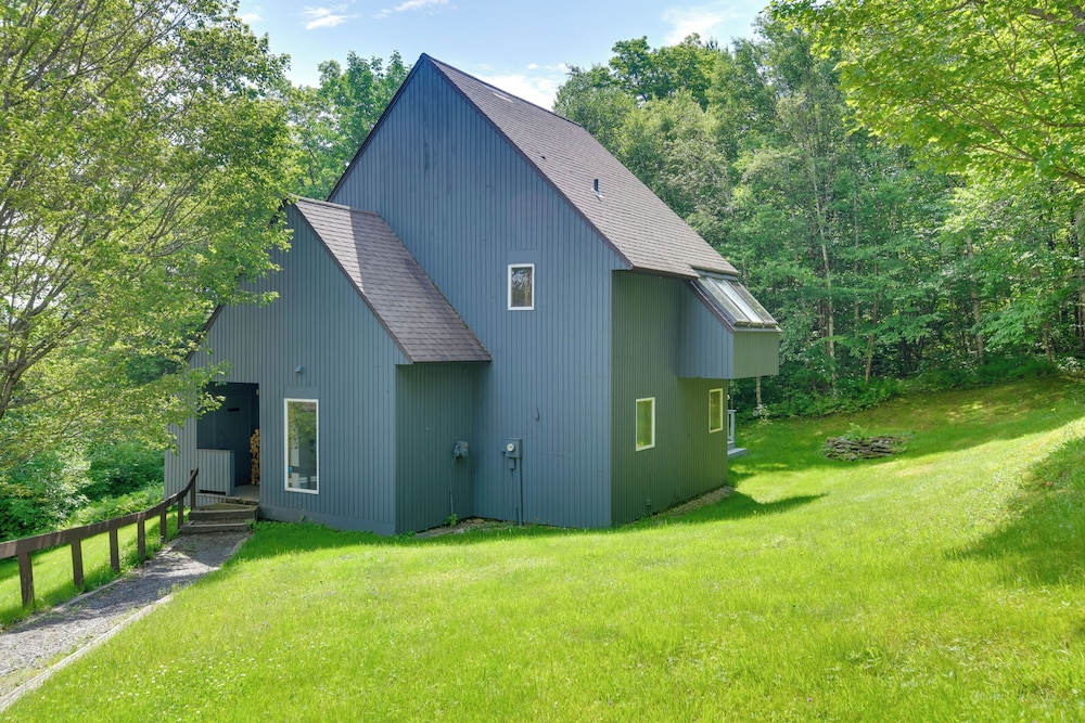 Ski-in/ski-out Sugarbush Retreat w/ Indoor Hot Tub