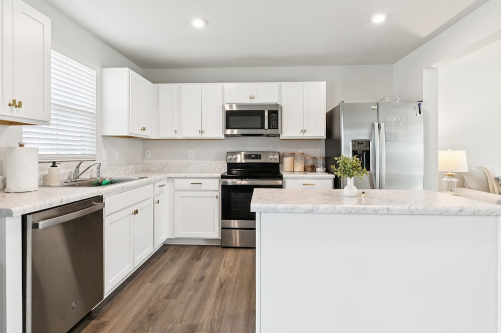 Modern Downtown Retreat Near Swamp Rabbit Trail 4 Bedroom Townhouse