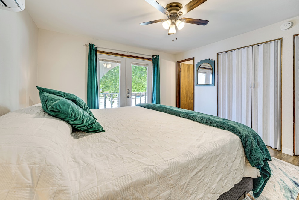 Cozy Apt w/ Private Deck, 2 Mi to Toyota Center!
