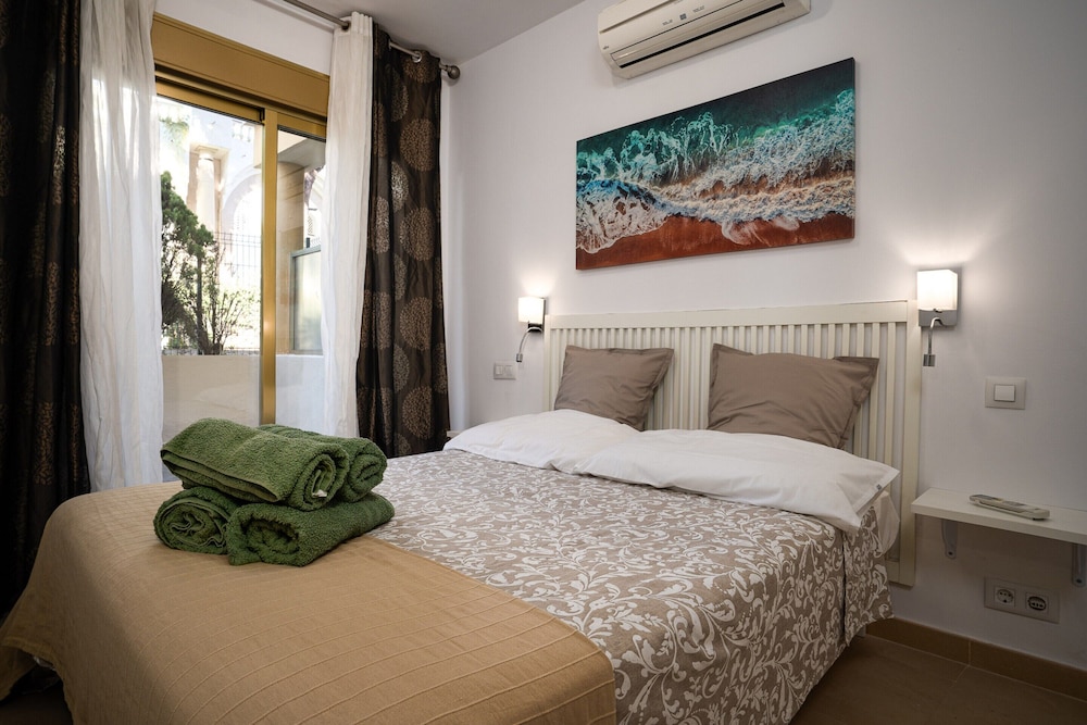 Beachside Apartment With Shared Pool