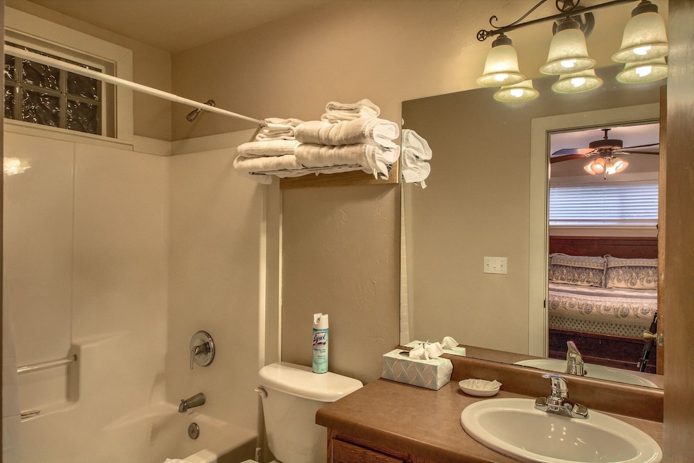 Annette's At Waldrip 1 Bedroom Cottage by RedAwning view 2