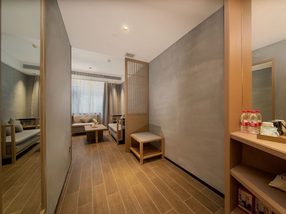 Trendy Romantic Hotel Guangzhou Panyu Qiaonan Aoyuan Plaza Branch - Free Deliver Service to Canton Fair Complex During Canton Fair Period