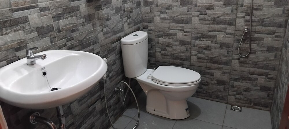 Amini Guest House