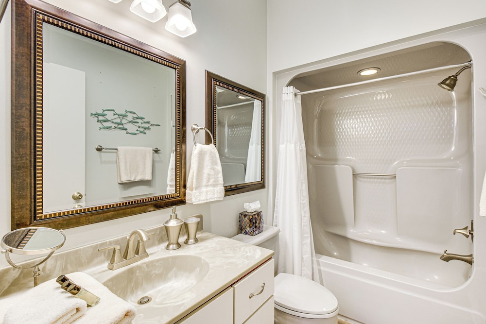 Boat, Golf & Swim: Keowee Key Condo w/ Lake Views