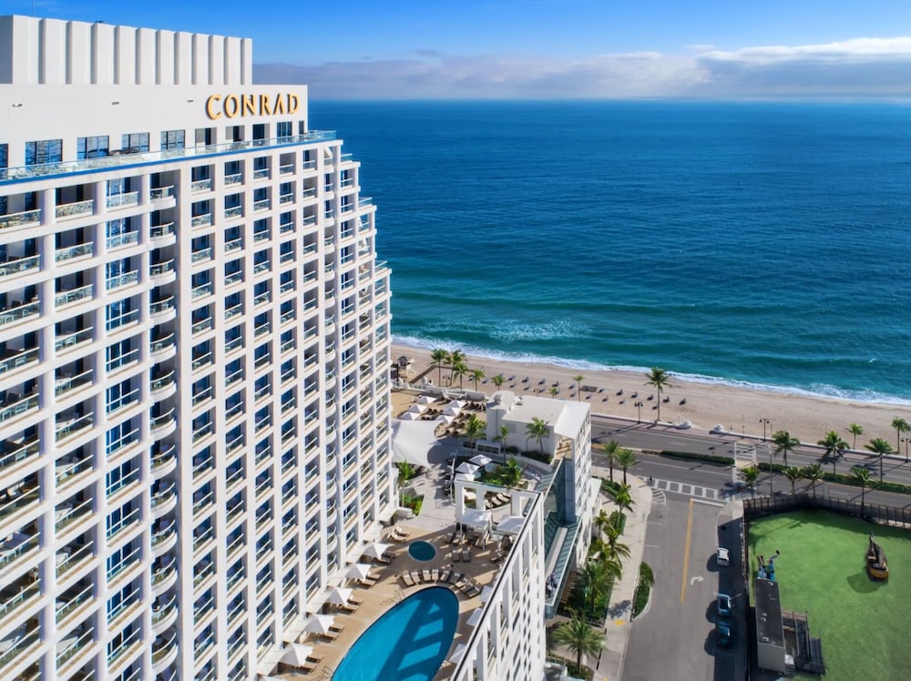 Elegant Beachfront Condo: Your Perfect Getaway!