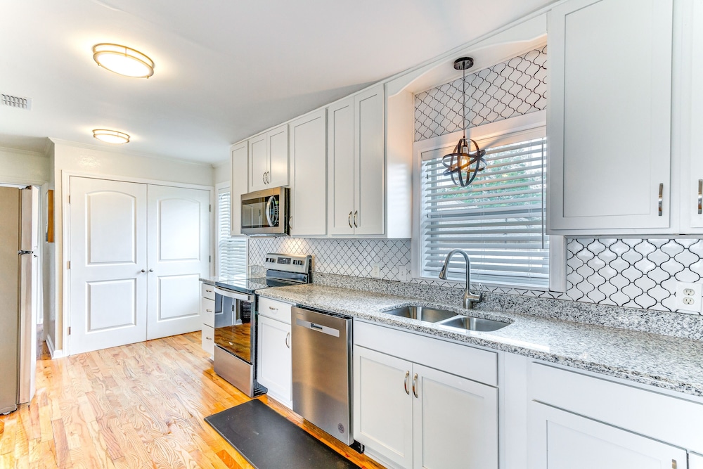Pensacola Home w/ Covered Patio: 1 Mi to Downtown!