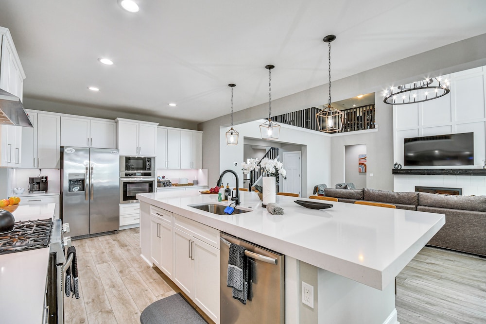 Luxe Black Mountain Manor on 15 Acres!