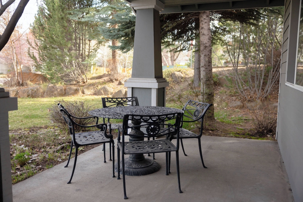 Rock Bluff Retreat - Home for 6!