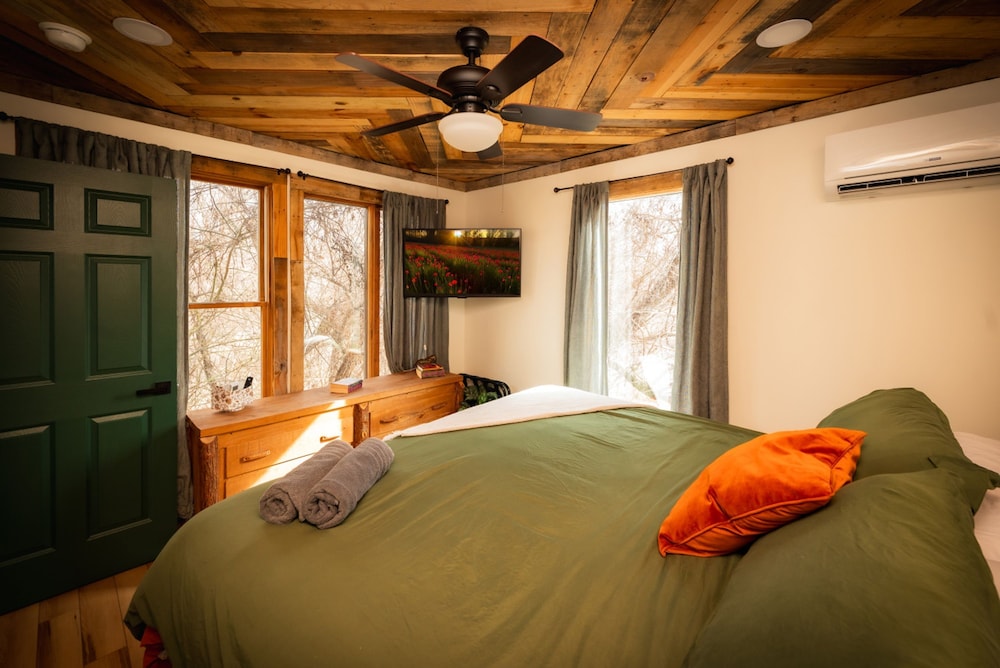 Treehouse Hot tub on 60 Acre Farm Near Downtown
