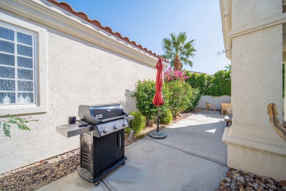 Bright Desert Villa w Pool Tennis