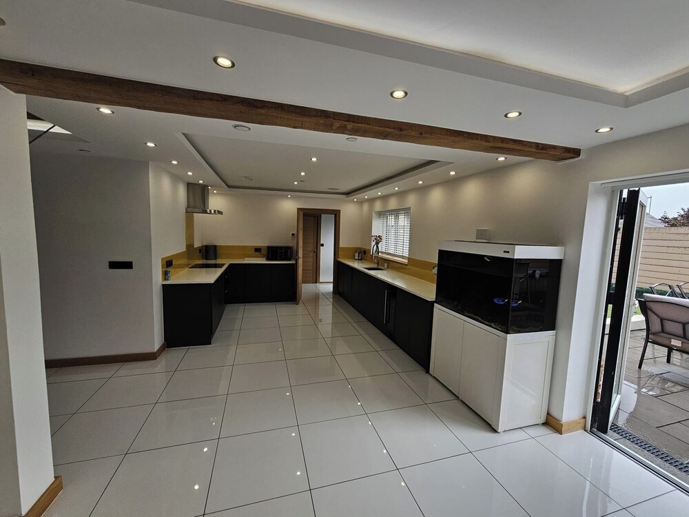 Modern, Large Open Plan 4 bed Property in Abergele